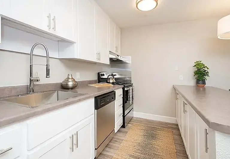 Ellinwood Apartments — Photo 14