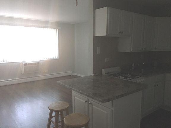 4th image of 4600 N Cumberland Ave Unit 105
