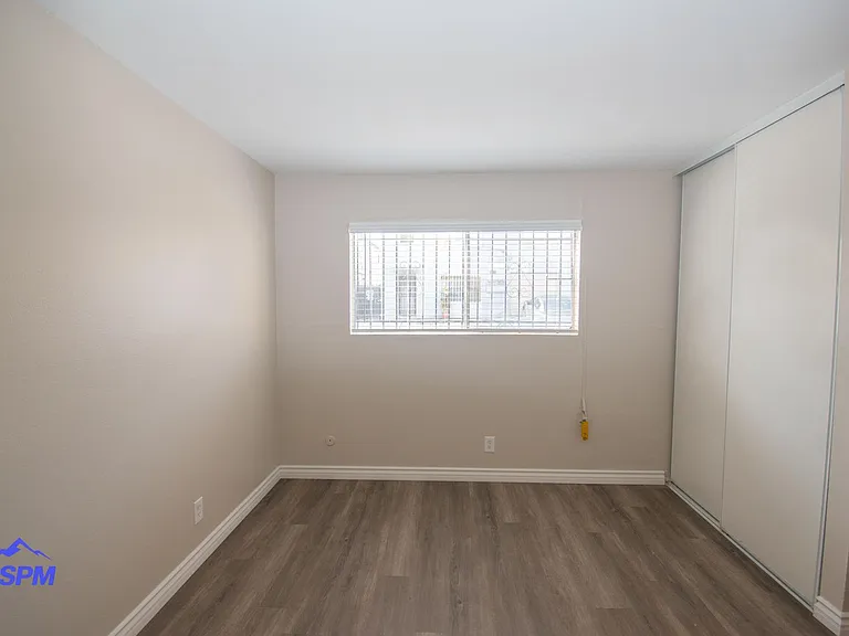 4060 Euclid North Apartments — Photo 8