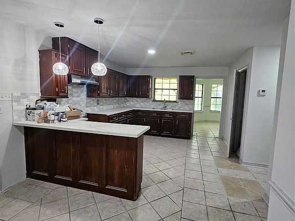 3rd image of 5118 W Davis Rd