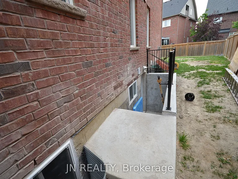 34 McEchearn Cres #LOWER — Photo 2