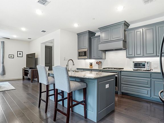 3rd image of 520 Ballustrade Dr