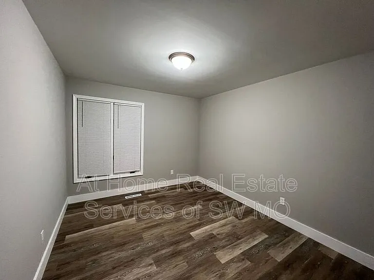 738 E Powell St — Photo 19