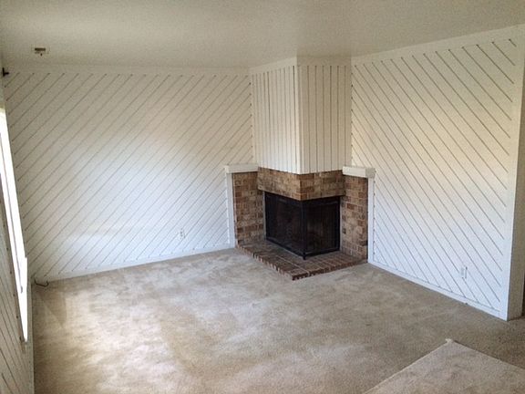 Living room w/fireplace