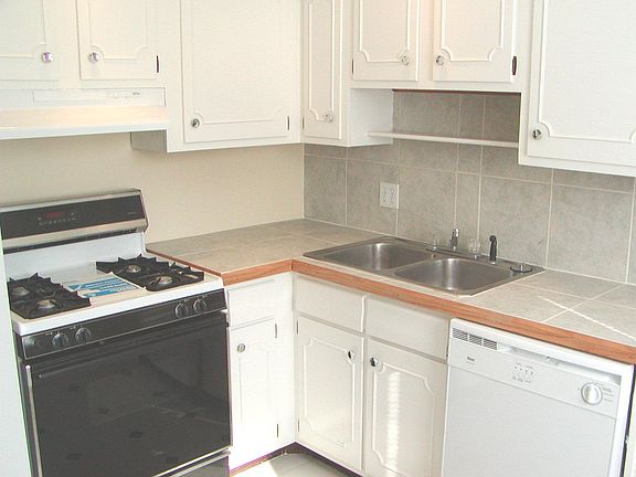 3rd image of 3123 James Ave S APT 2
