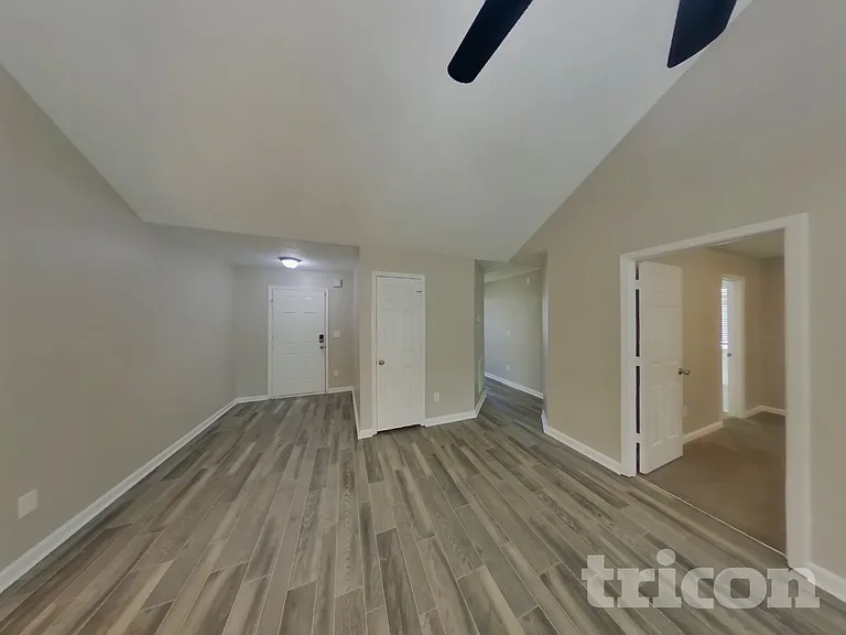 1411 Pebble Ridge Ln — Photo 2