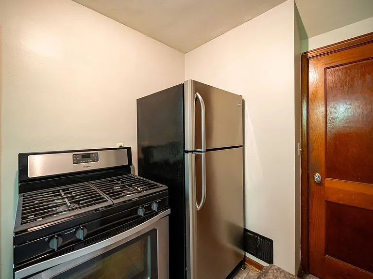 213 E Hudson St — Photo 9