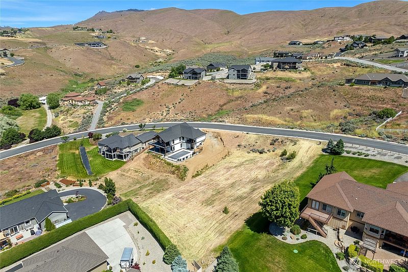 5th image of 443 W Rolling  Hills Lane