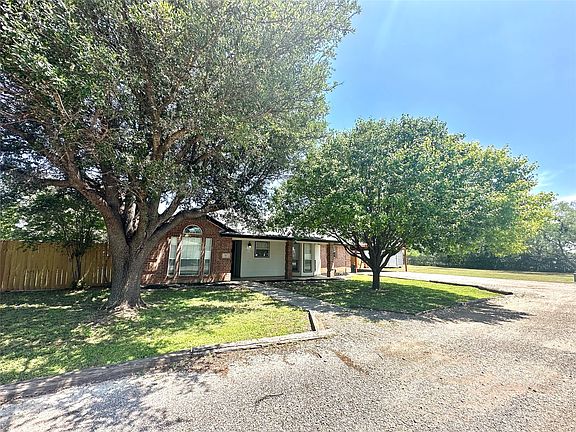 3rd image of 717 Groves Rd