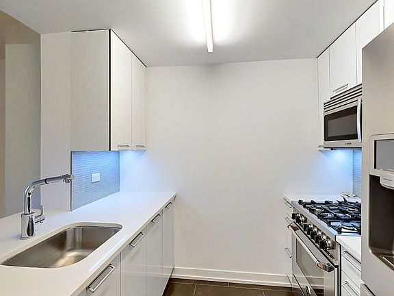 5th image of 227 W 77th St APT 10E
