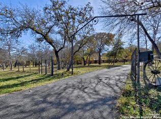 852 Shady Grove Ln, Adkins, TX 78101