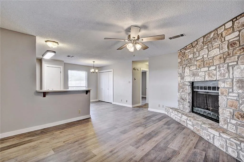 2 bed, 1.0 bath, 780 sqft, $1,100 — Photo 3
