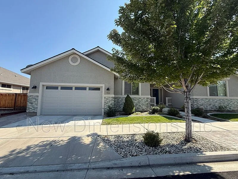 3 bed, 2.0 bath, 2094 sqft, $2,950 — Photo 1