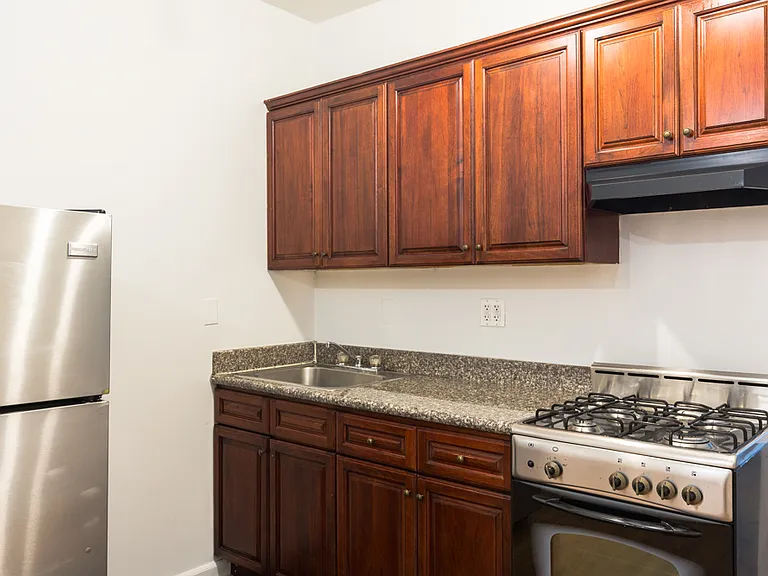 32 Varet St #2L — Photo 7