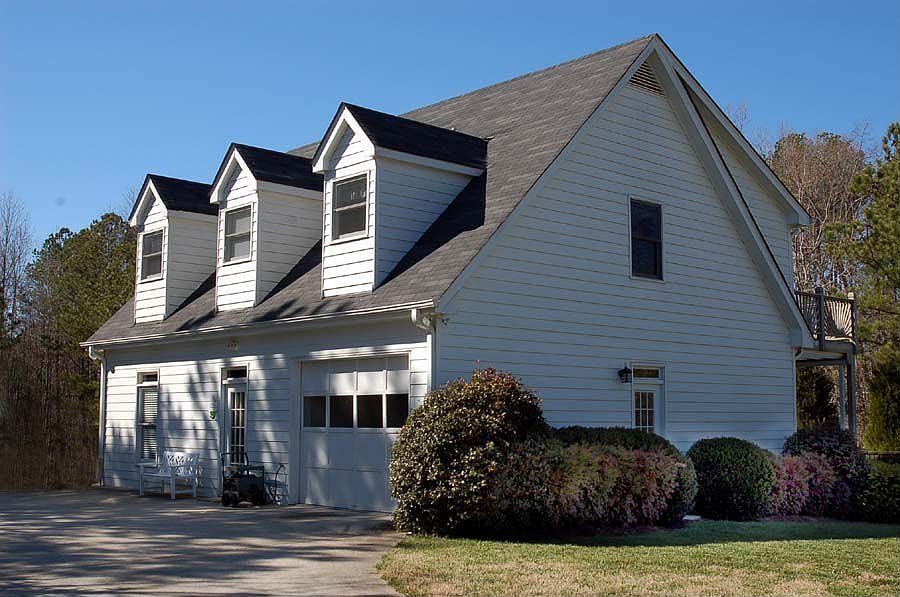 Home on acreage with 2-stall barn!