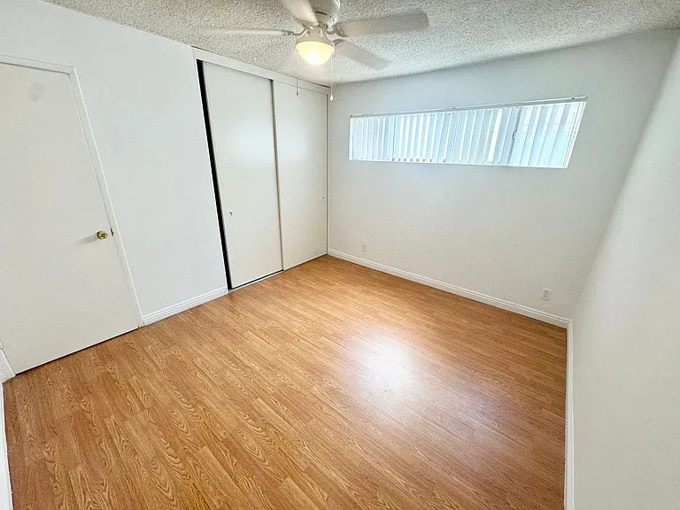 M 1012 Newmark — Photo 11