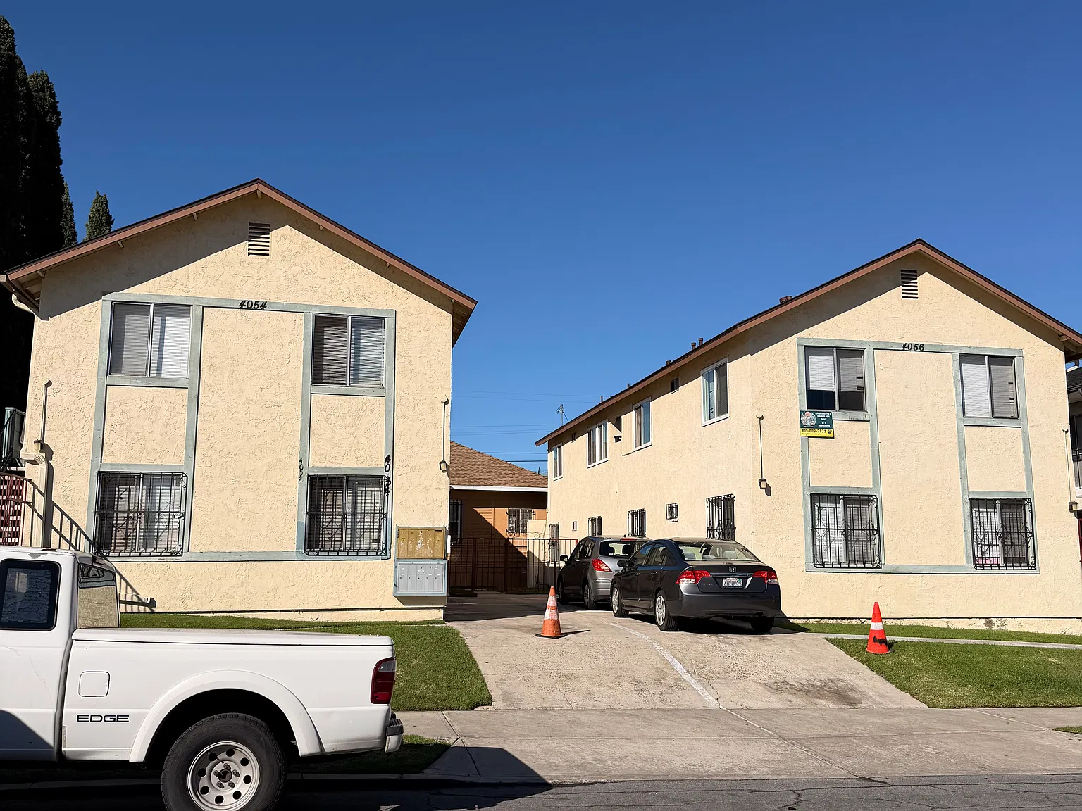 3 bed, 900 sqft, $3,200 — Photo 2