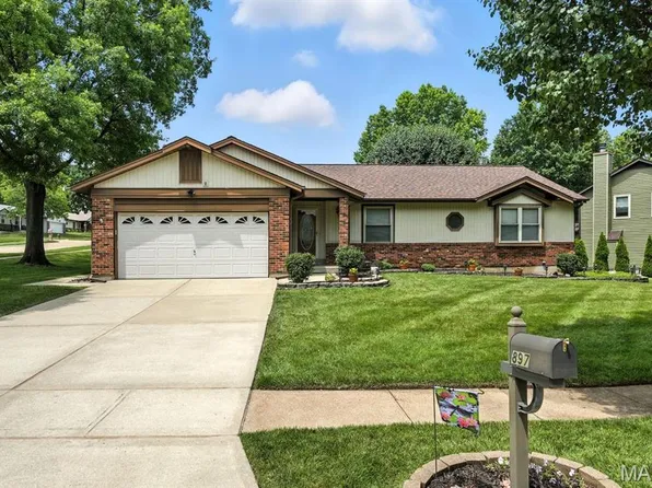 897 San Sebastian Dr, Fenton, MO 63026