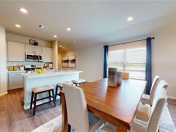 5th image of 711 Hidden Meadows Dr
