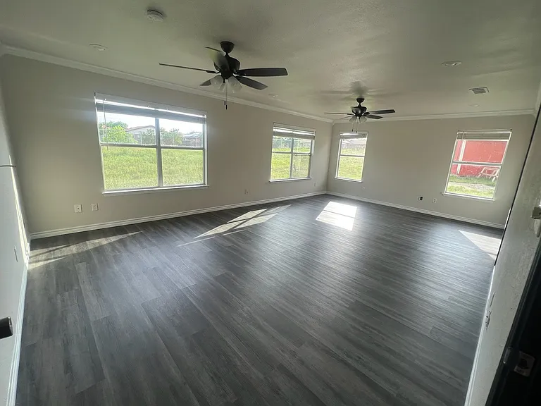 2307 Lago Trl — Photo 3