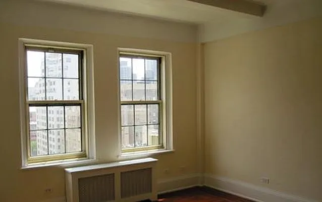 Rented by Siderow Residential Group | media 16