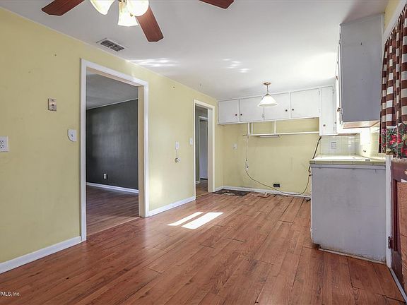 4th image of 8216 S Circle St