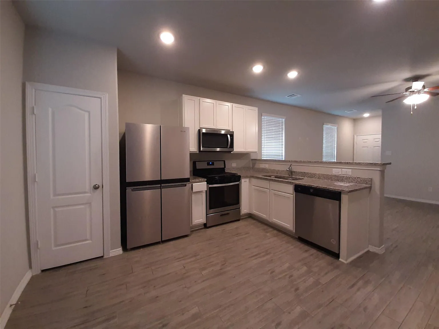 3 bed, 2.0 bath, 1219 sqft, $1,795 — Photo 3