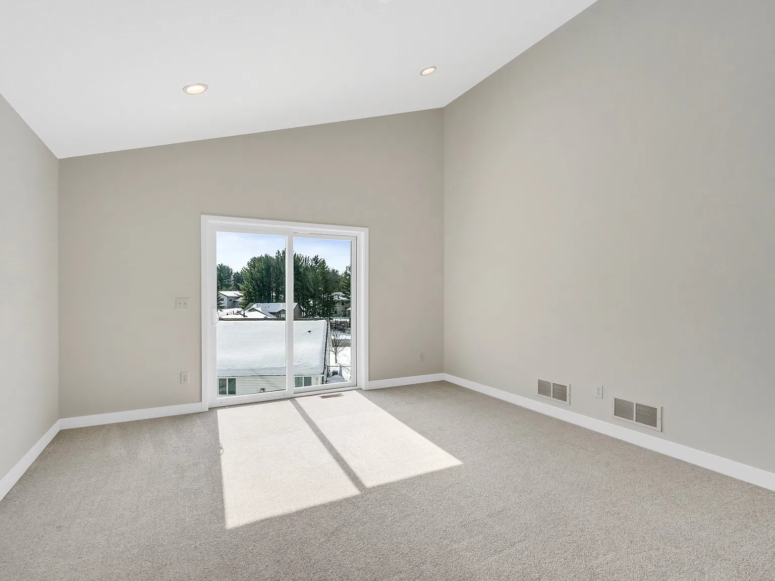 5 bed, 2500 sqft, $2,525 — Photo 4