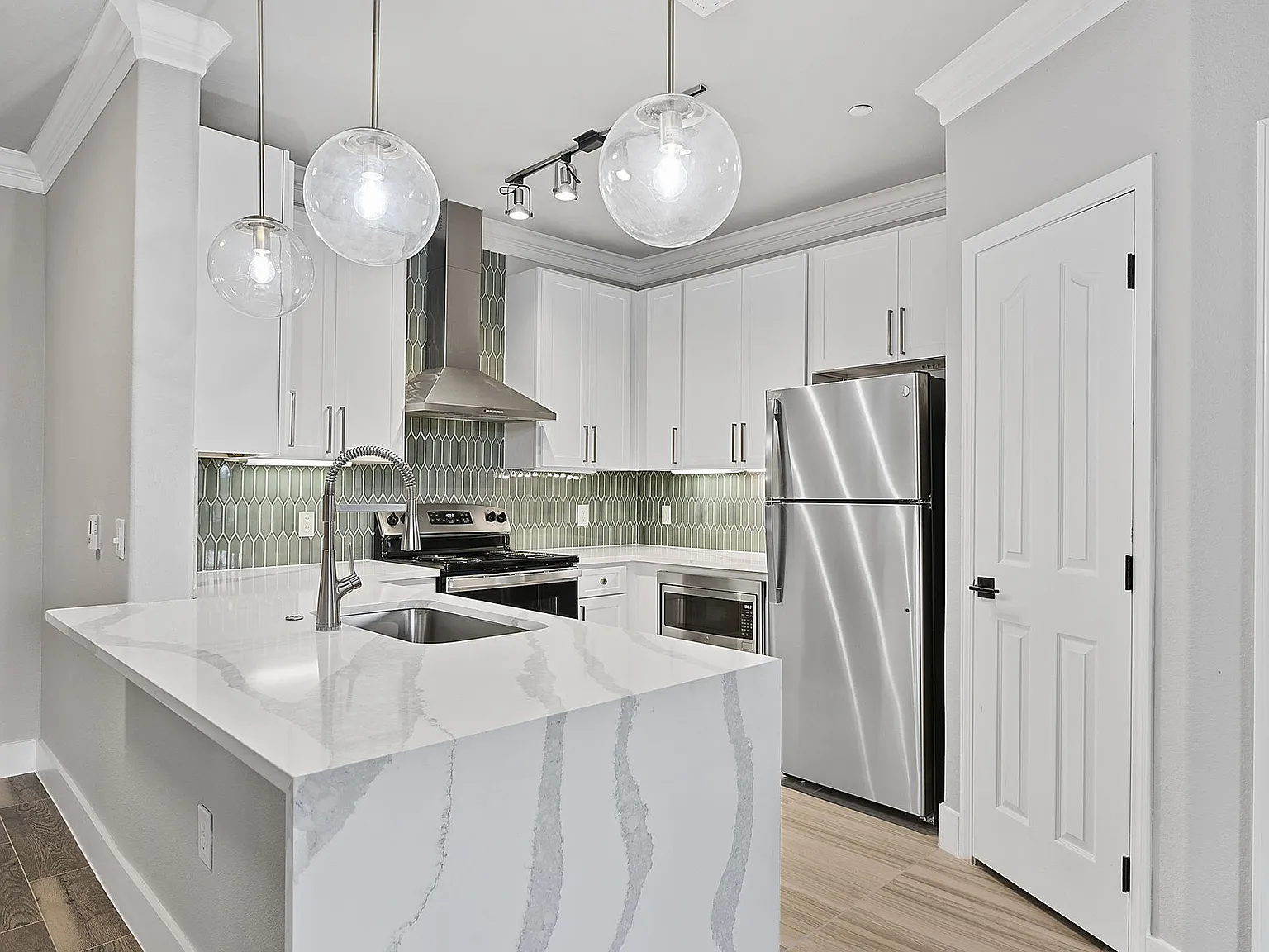Seagrove — Photo 1