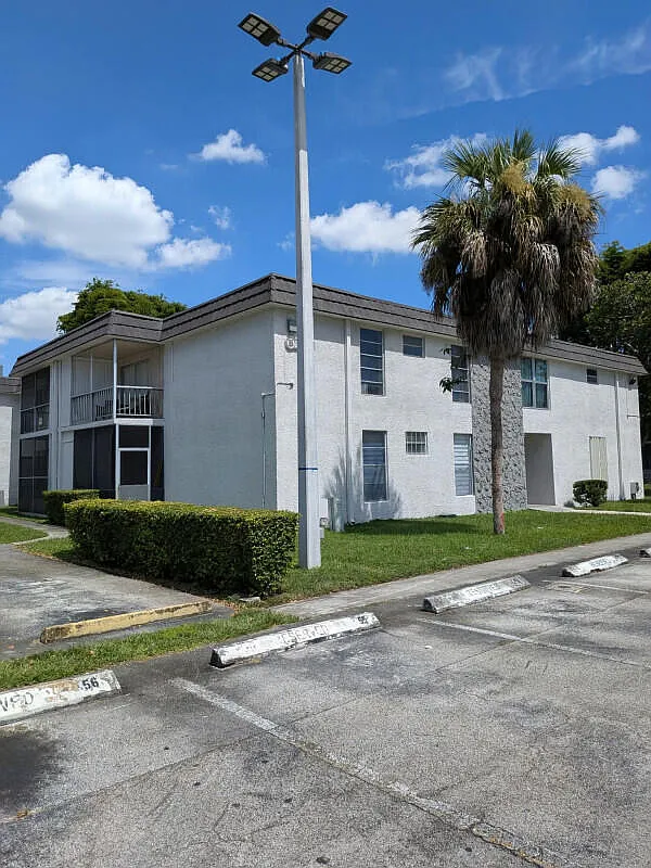 2 bed, 1.0 bath, 891 sqft, $2,000 — Photo 1