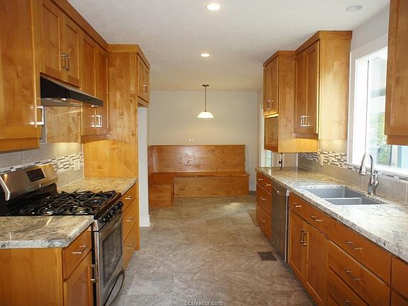 3rd image of 715 Park Pl
