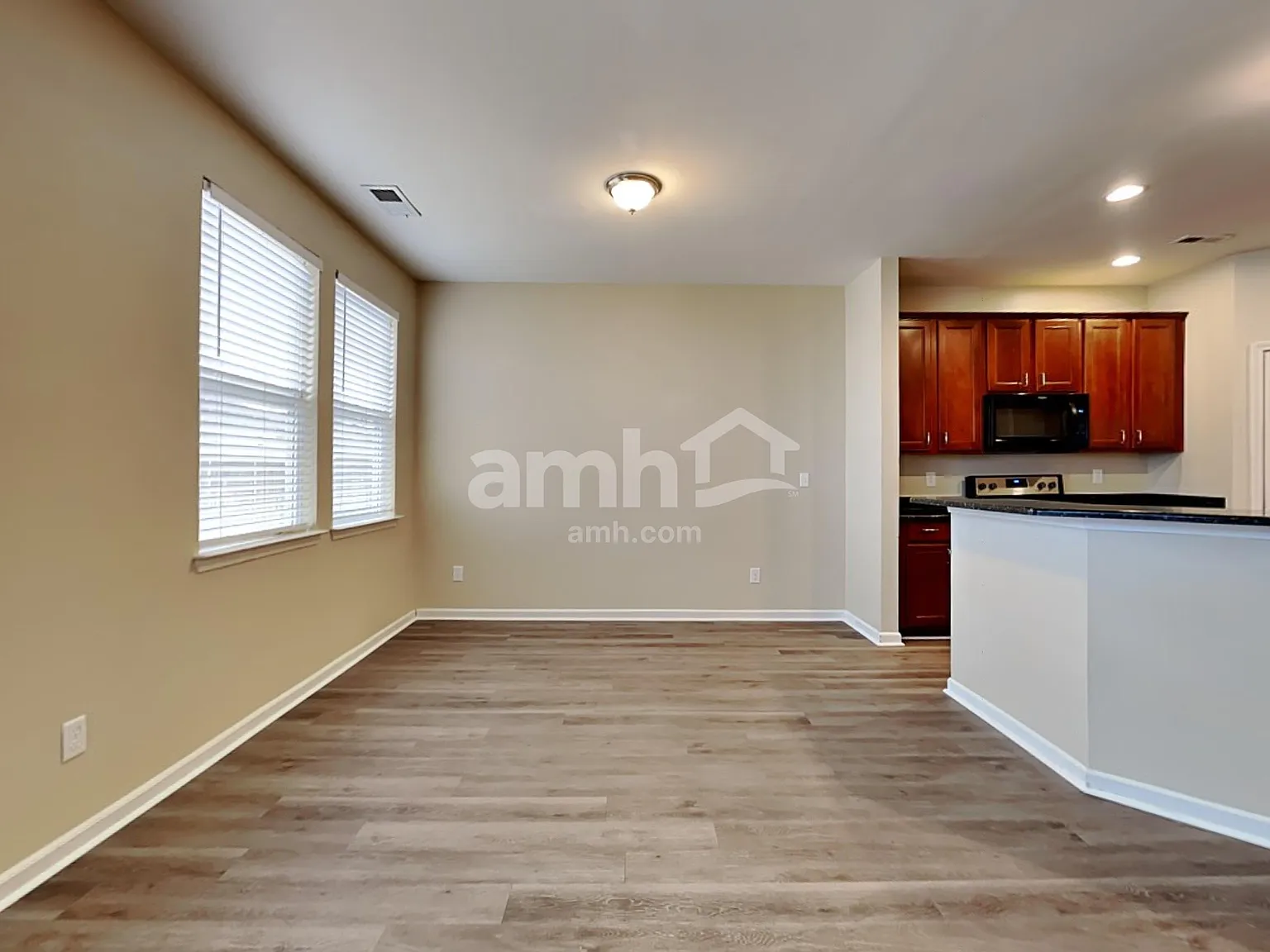 4 bed, 2.5 bath, 1940 sqft, $2,450 — Photo 4
