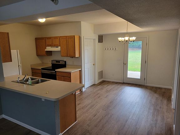 3rd image of 2076 Greenwich Ln #1B