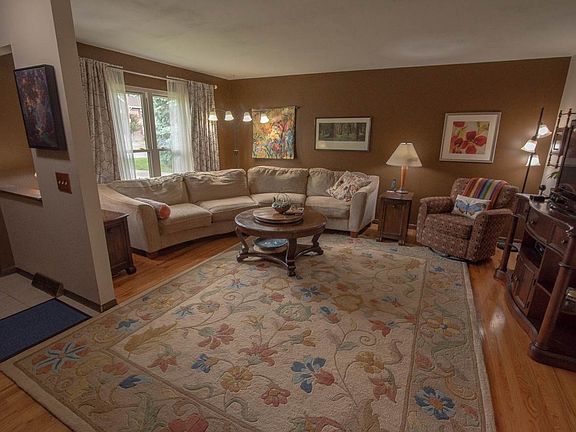 3rd image of 744 Heather Ct