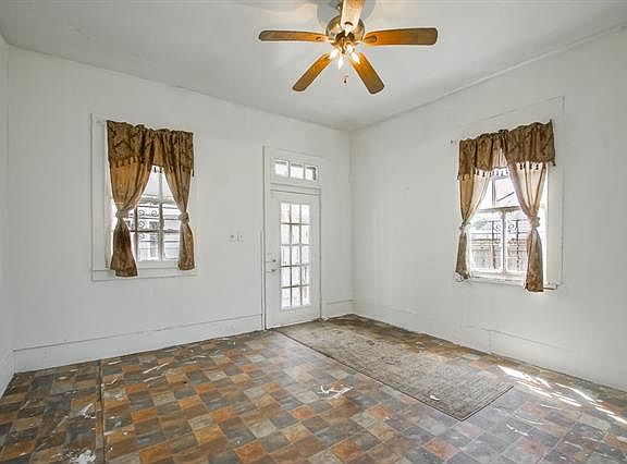 5th image of 824 Pleasant St