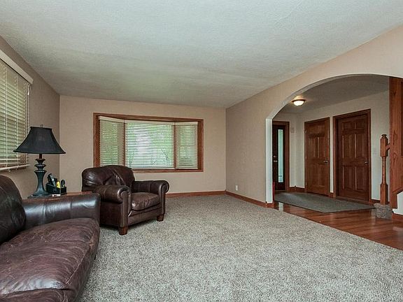3rd image of 1013 Rolling Glen Dr