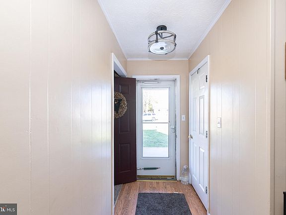 4th image of 211 Essex Cir