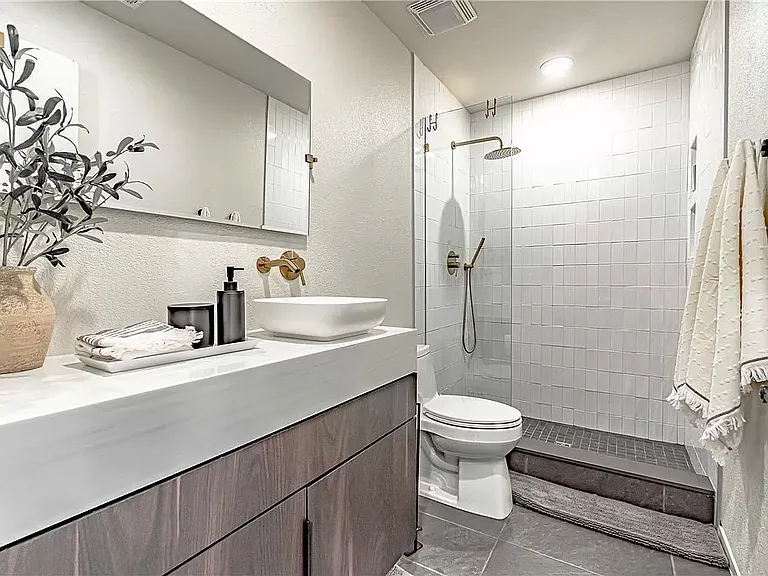 560 N Fallin Ave — Photo 3