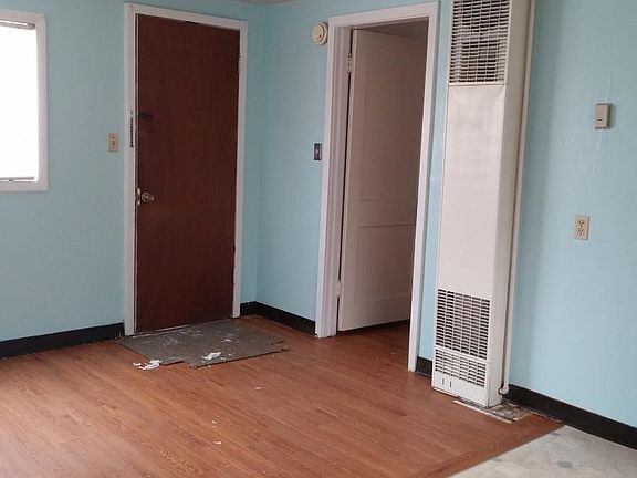 4th image of 2105 1st St S