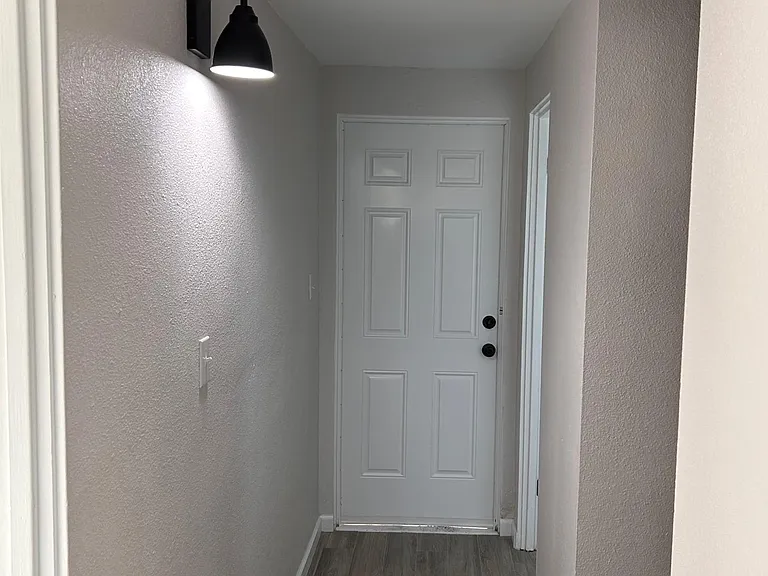 526 Auburn St — Photo 13