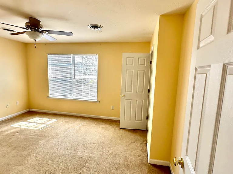 33 Sara Ln - Primary En Suite Bedroom (w/ Walk-In Closet)
