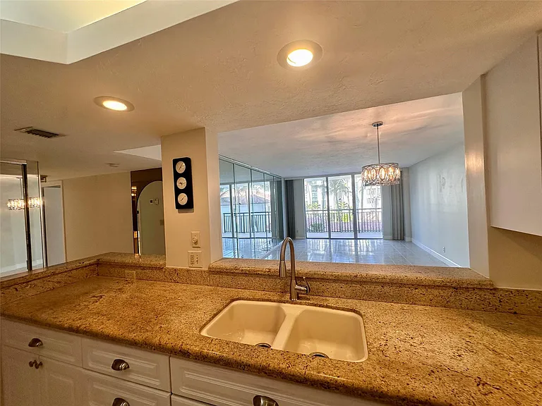 1149 Hillsboro Mile #309 — Photo 7