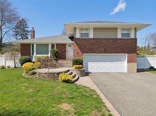 15 Wayland Road, Plainview, NY