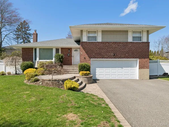 15 Wayland Road, Plainview, NY 11803