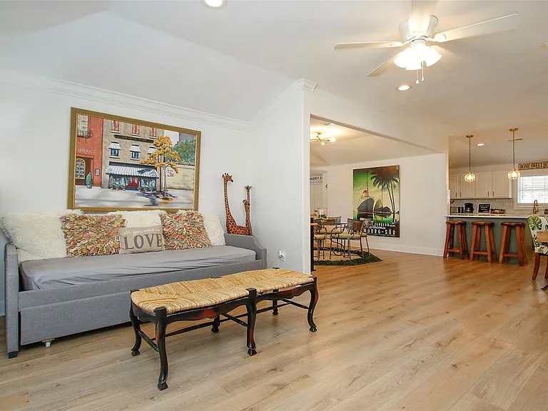 1518 Sabine St — Photo 9