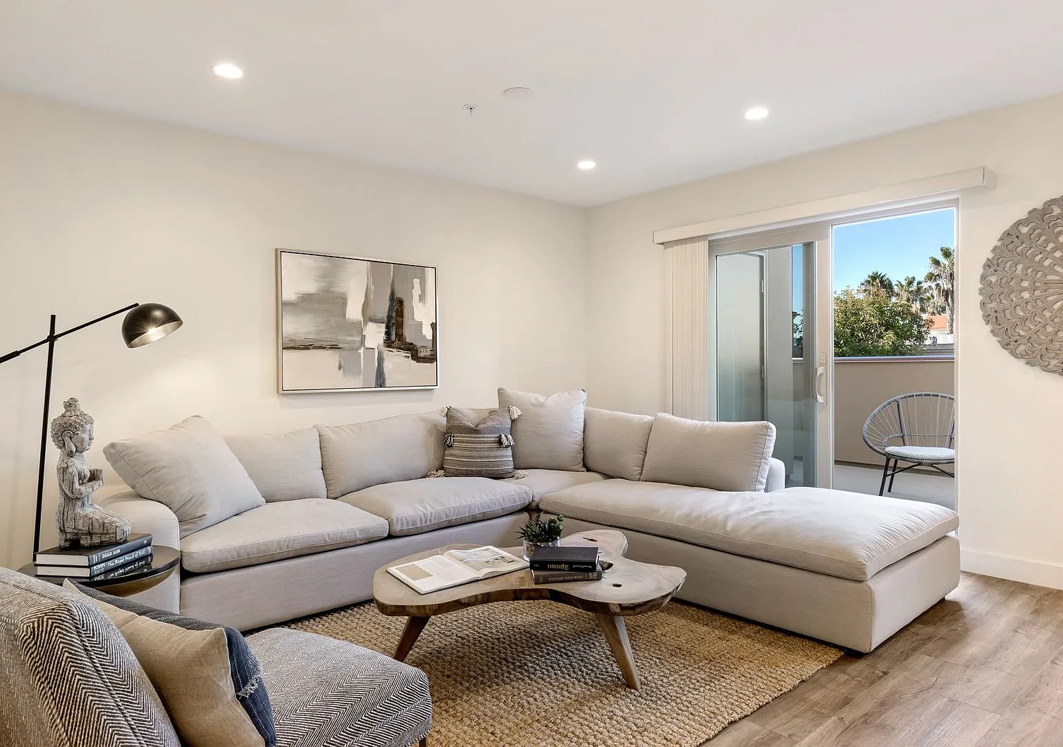 3bd/3ba Pristine Luxury Beach Condo! - 1 Block From The Beach! - $6,495/Mo! — Photo 2
