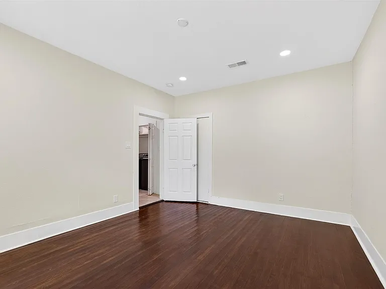 529 W Clark St — Photo 14