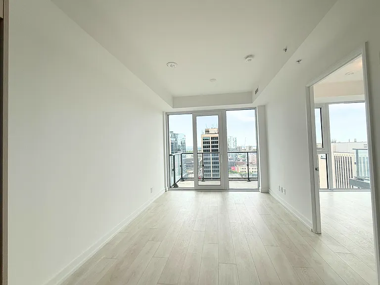 75 James St S #1403 — Photo 10