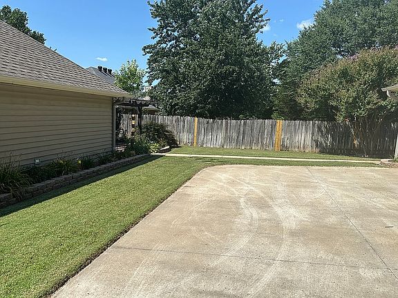5th image of 7011 Red Bud Dr
