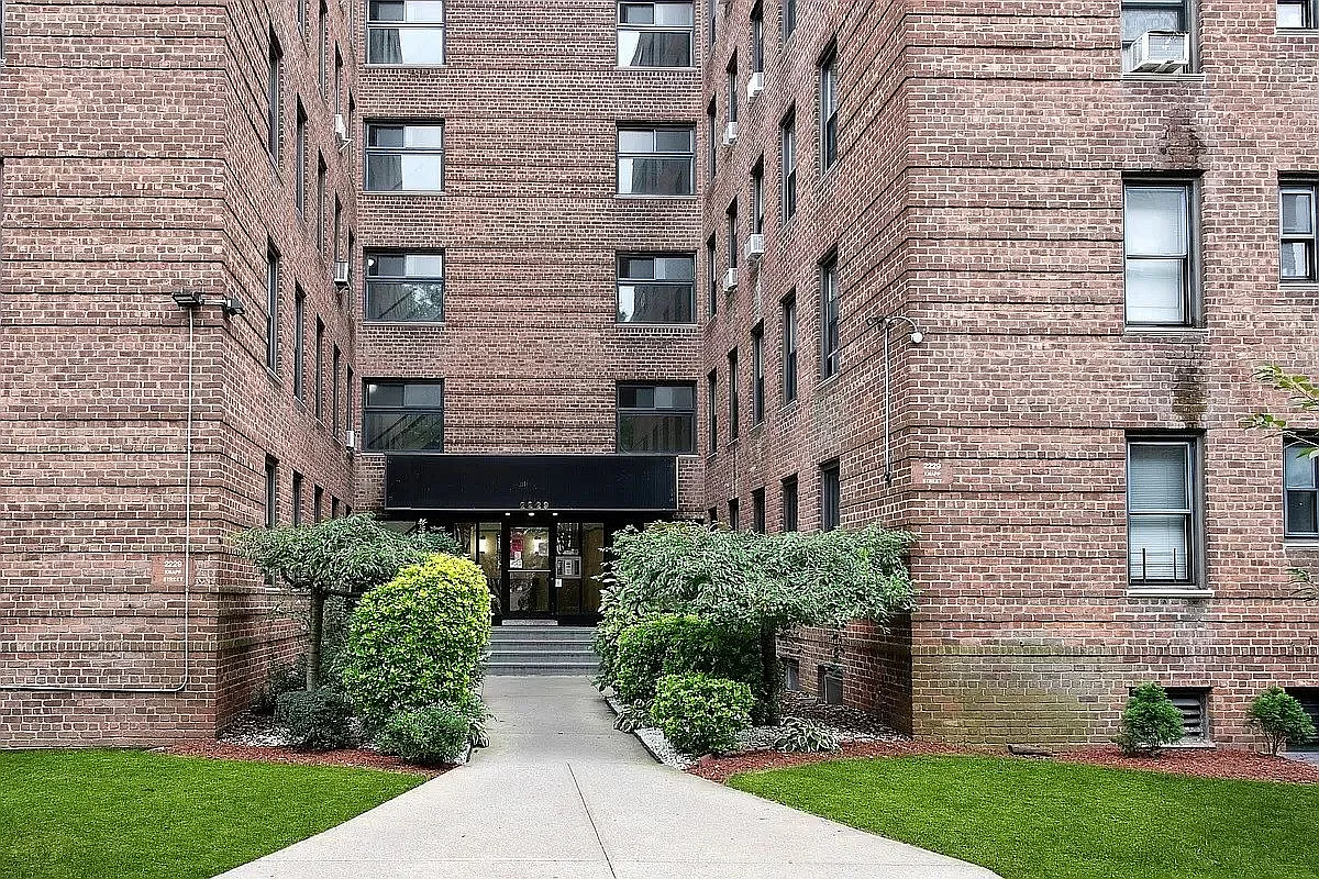 2229 Knapp St APT 5D photo 1